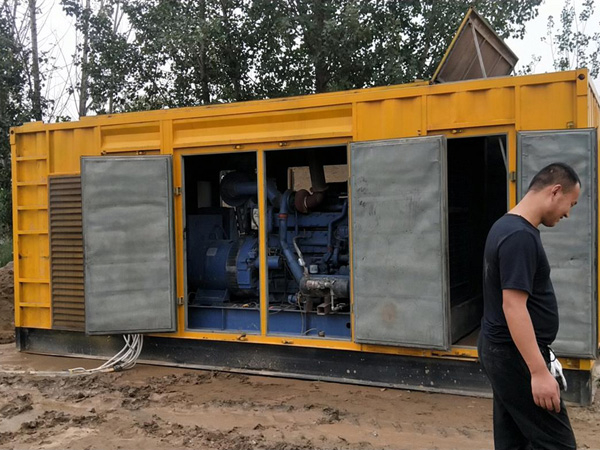 净潭乡进行柴油发电机组电瓶容量测试时，有哪些注意事项？